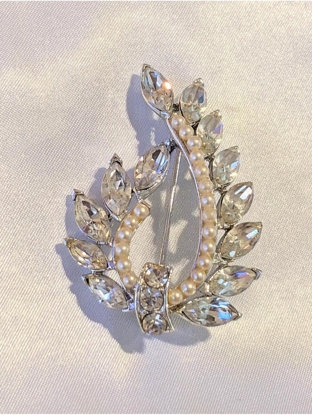 Gorgeous Vintage Clear Crystal and Tiny Faux Pearl Swirl Brooch Pin BLING 2" EUC